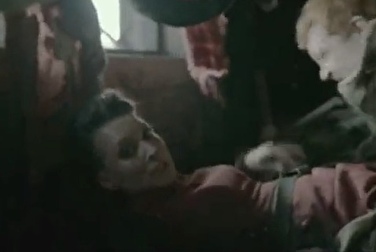 Толпа викингов принудили Астрид к сексу в сарае в сериале 